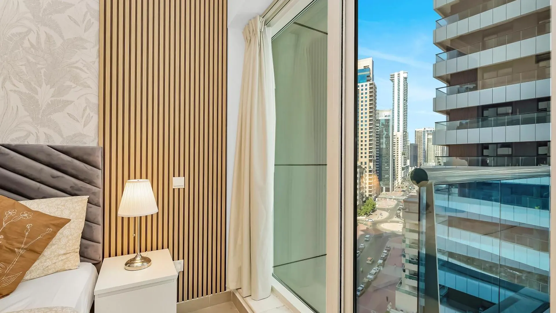 Apartment Spacious Home Near Metro & Beach In Dubai Marina
