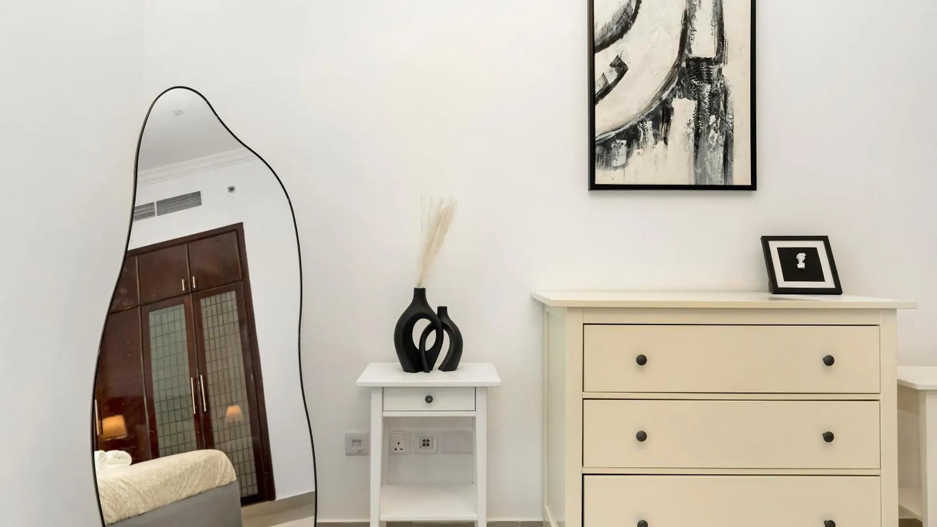 Apartment Spacious Home Near Metro & Beach In Dubai Marina