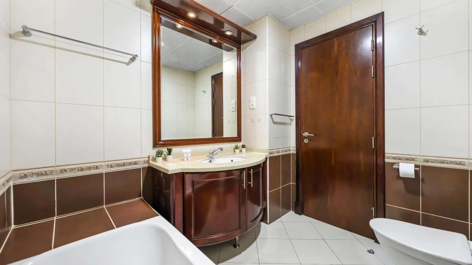 Spacious Home Near Metro & Beach In Dubai Marina Apartment