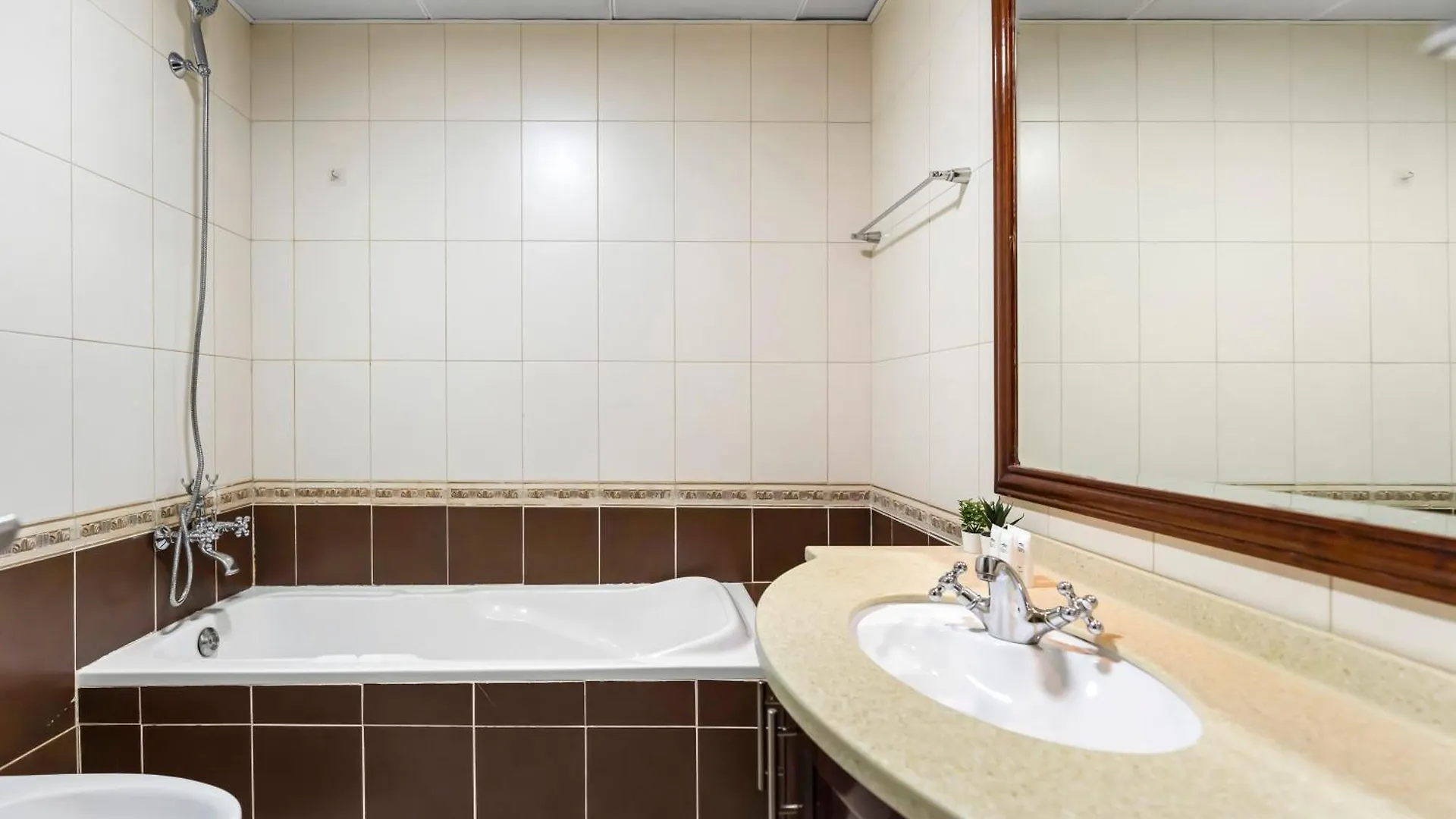 Apartment Spacious Home Near Metro & Beach In Dubai Marina United Arab Emirates
