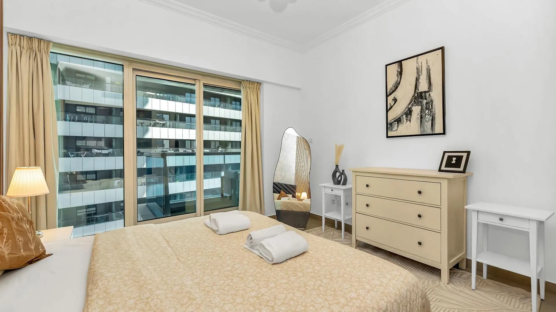 Apartment Spacious Home Near Metro & Beach In Dubai Marina