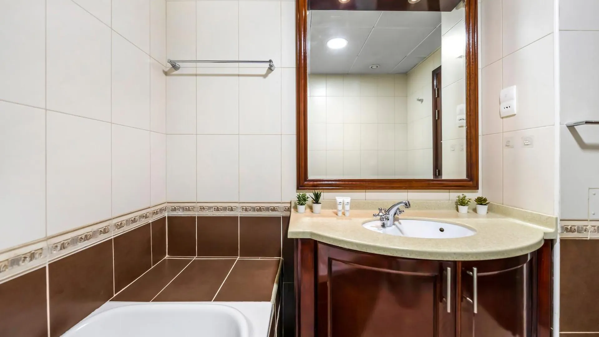 Spacious Home Near Metro & Beach In Dubai Marina