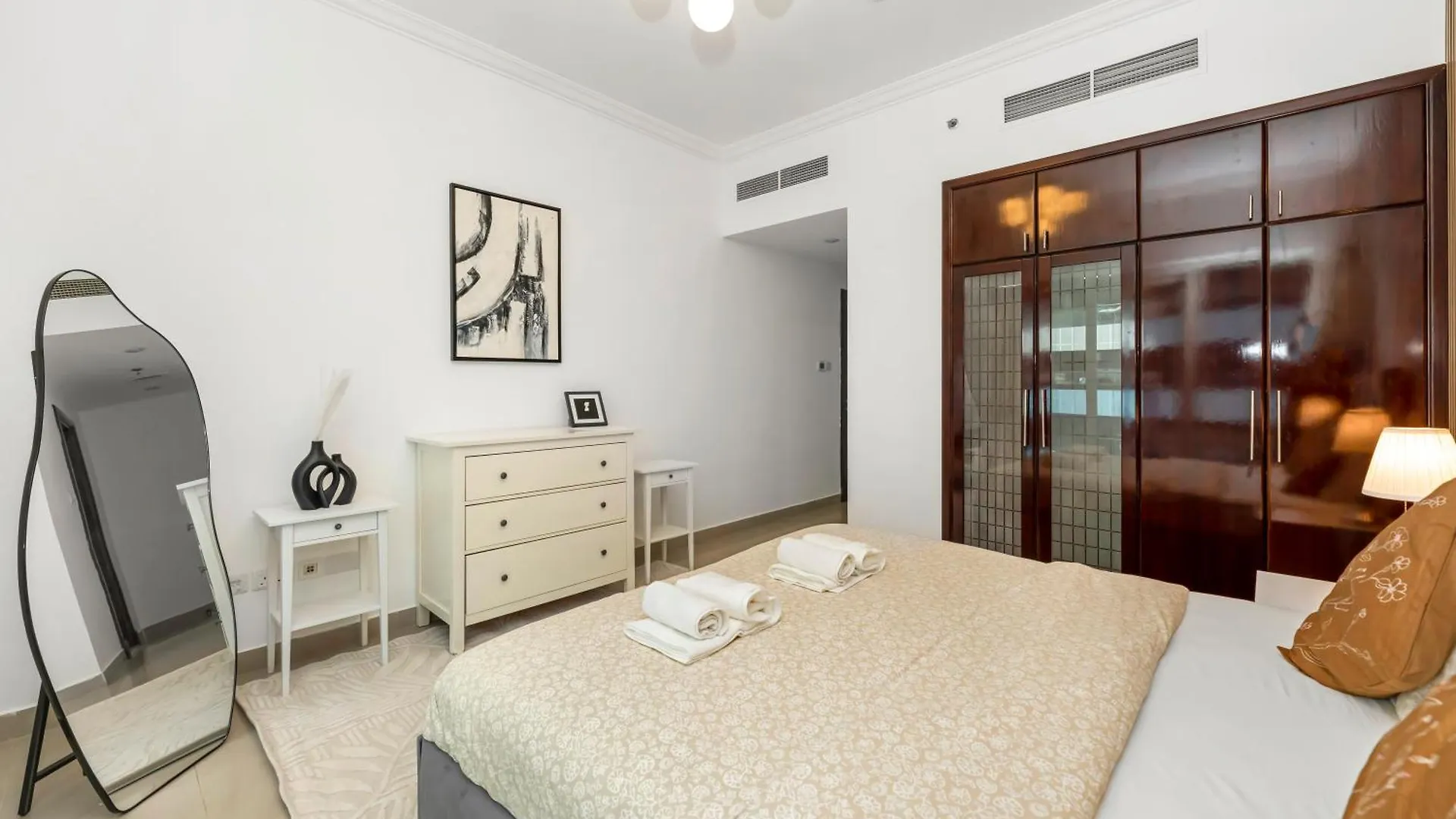 Apartment Spacious Home Near Metro & Beach In Dubai Marina