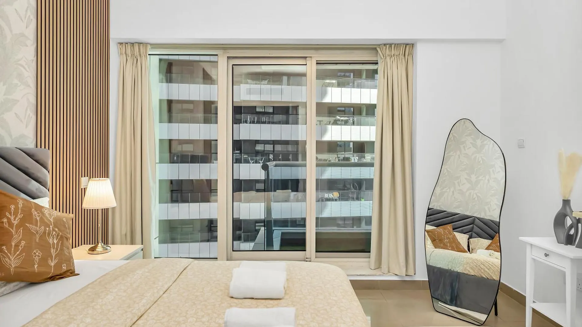 Apartment Spacious Home Near Metro & Beach In Dubai Marina