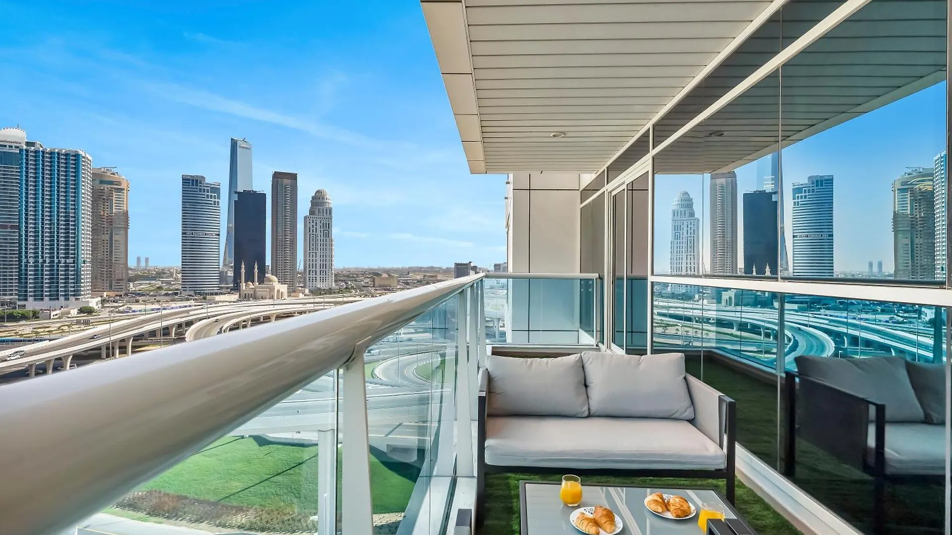Spacious Home Near Metro & Beach In Dubai Marina